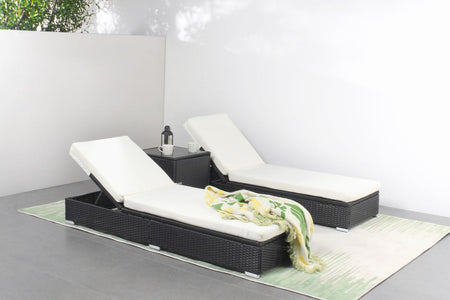 Set di 2 lettini in resina intrecciata nera e materassino bianco