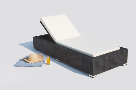 Sdraio in resina intrecciata nera con materasso bianco su sfondo bianco Sunshine