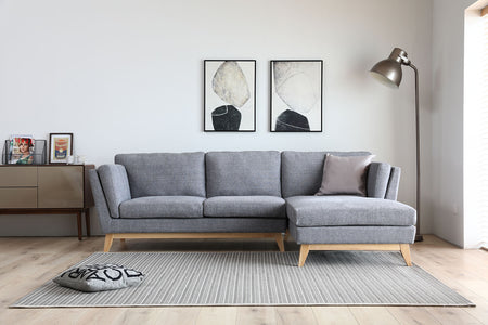Divano scandinavo Grigio chiaro 3 posti con chaise longue a destra e gambe in legno