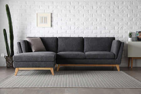 Divano scandinavo Grigio scuro 3 posti con chaise longue a sinistra e gambe in legno