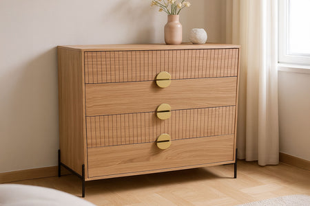 Cassettiera 4 cassetti con decorazione in legno scanalato e maniglie dorate 84 cm Vallo foto ambientata