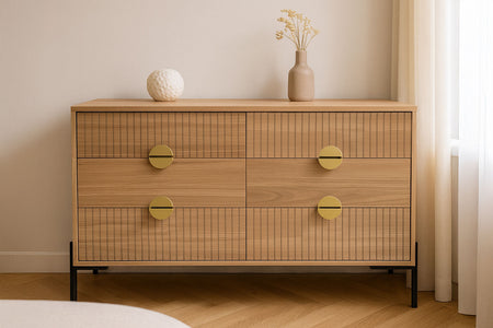 Cassettiera 6 cassetti con decorazione in legno scanalato e maniglie dorate 124 cm Vallo foto ambientata