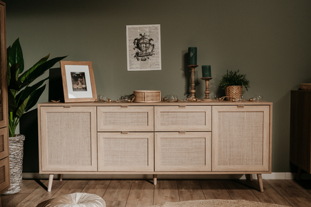 Credenza con contenitore in legno e canna Tivat