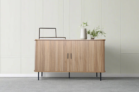 credenza bassa con ante scorrevoli in legno scanalato atmosfera Semarang concept u
