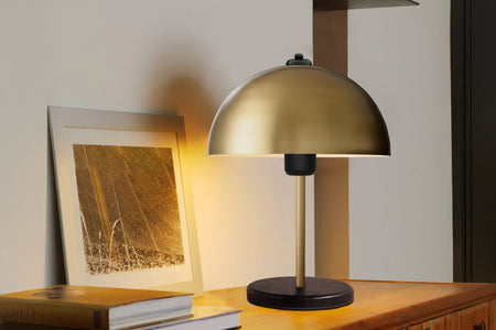 lampada da tavolo a forma di fungo dorato con atmosfera da spalla concept u