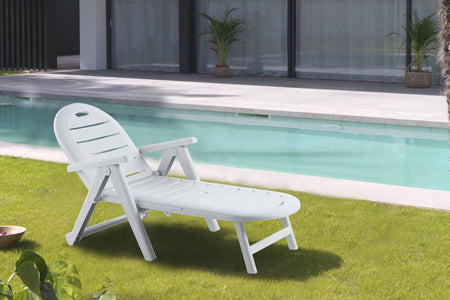 Lettino in plastica riciclata Caiman bianco in ambientazione