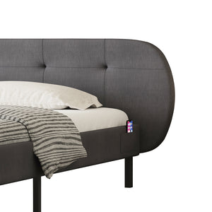 Letto capitonné 140x190 cm grigio con testiera e rete Tulsa packshot zoom su testiera e tasca telefono