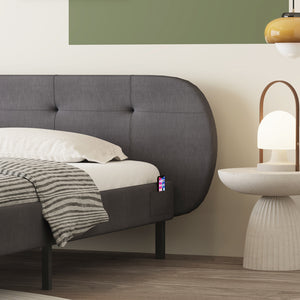 Letto capitonné 140x190 cm grigio con testiera e rete Tulsa zoom sulla testiera e tasca per telefono
