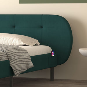 Letto capitonné 140x190 cm verde con testiera e rete Tulsa zoom sulla testiera e tasca per telefono