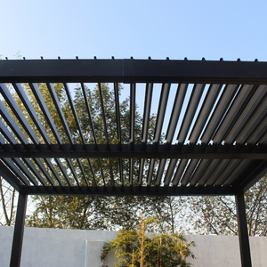 pergola nera vista dal basso concept u 4x3m