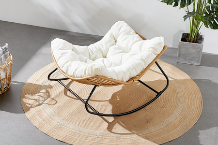Poltrona a dondolo en resina effecto rattan Canggu beige