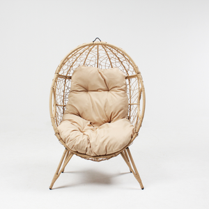 poltrona da esterno con gambe effetto rattan e poggiapiedi con fascio di cuscini beige sfondo bianco poltrona a quarto faccia concept u