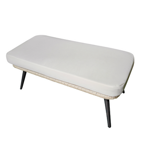 poltrona da esterno con gambe effetto rattan e poggiapiedi di grandi dimensioni fascio di cuscini beige sfondo bianco poggiapiedi a 3 quarti concept u