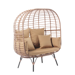 poltrona da esterno con gambe effetto rattan e poggiapiedi fascio di cuscini beige di grandi dimensioni sfondo bianco concept u