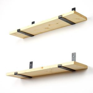 ripiani in legno bussa sfondo bianco vista dal basso concept u