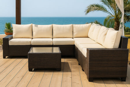 Salotto da giardino angolare 7 posti in resina intrecciata con tavolo Lázaro beige e marrone in ambientazione