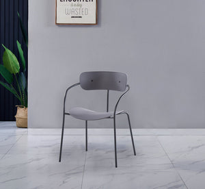 Set di 2 sedie in legno grigio scuro e metallo nero Alexia packshot 2 sedie foto lifestyle