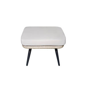 set da esterno con poltrona su gambe effetto rattan e poggiapiedi con cuscino beige sfondo bianco e poggiapiedi concept u