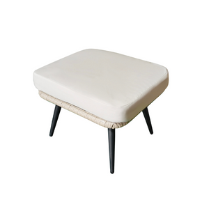 set da esterno con poltrona su gambe effetto rattan e poggiapiedi con cuscino beige sfondo bianco poggiapiedi a 3 quarti concept u