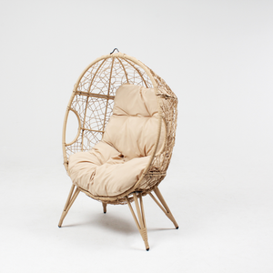 set da esterno con poltrona su gambe effetto rattan e poggiapiedi con cuscino beige sfondo bianco sedia a 3 quarti concept u