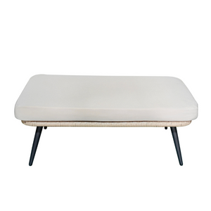 set da esterno poltrona su gambe effetto rattan e poggiapiedi fascio di cuscini beige di grandi dimensioni sfondo bianco poggiapiedi faccia concept u