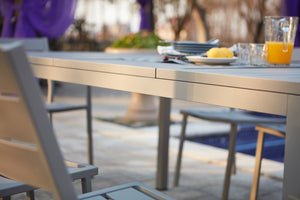 Tavolo da giardino allungabile 8 posti con 2 poltrone e 6 sedie in alluminio Mezzane