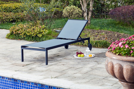 Sdraio reclinabile in alluminio e textilene con ruote su fondo bianco Grigio