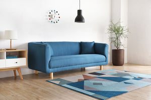 Divano 3 posti blu in stile scandinavo con 2 cuscini