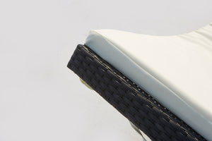 Lettino in resina intrecciata nera con materasso bianco zoom