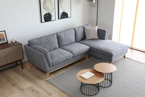 Divano scandinavo 3 posti Grigio chiaro con chaise longue a destra e gambe in legno