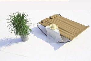 Letto da giardino e sedia a sdraio a dondolo per 2 su sfondo beige bianco