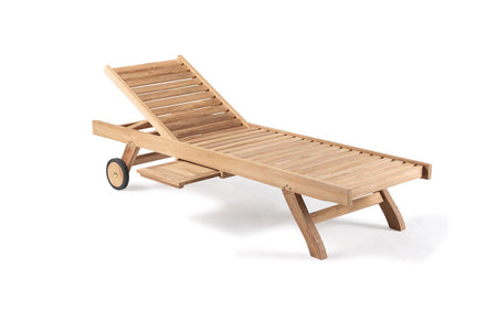Sdraio in teak con ruote e vassoio su sfondo bianco