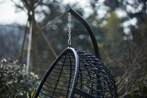 Sedia sospesa in resina intrecciata in stile rattan nero concept u