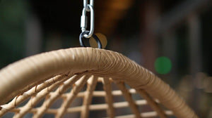 Sedia sospesa in resina intrecciata stile rattan beige concept u