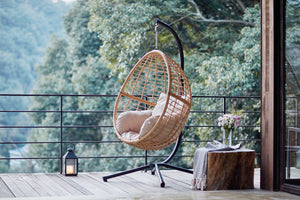 Sedia sospesa in stile rattan intrecciato in resina beige concept u