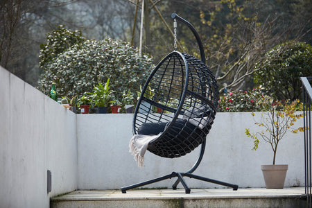 Sedia sospesa nera in stile rattan di resina intrecciata concept u