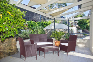 Set da giardino di 4 quadrati in resina intrecciati su fondo bianco Marrone e bianco concept u