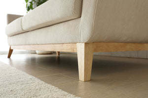 Divano Hoga beige zoom gambe in legno chiaro