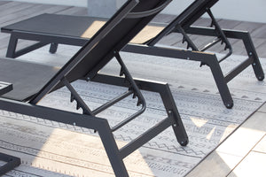 set di 2 sedie a sdraio e relativo tavolino nero zoom dettagli a sinistra concept u